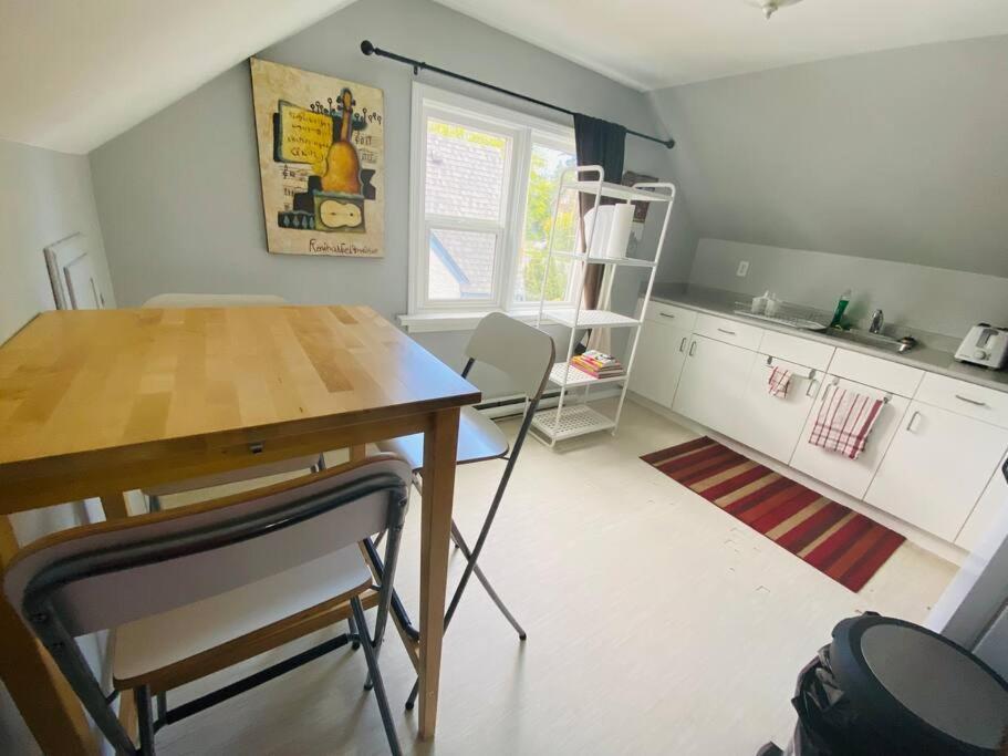 Artistic Apartment Near Downtown วิกตอเรีย ภายนอก รูปภาพ