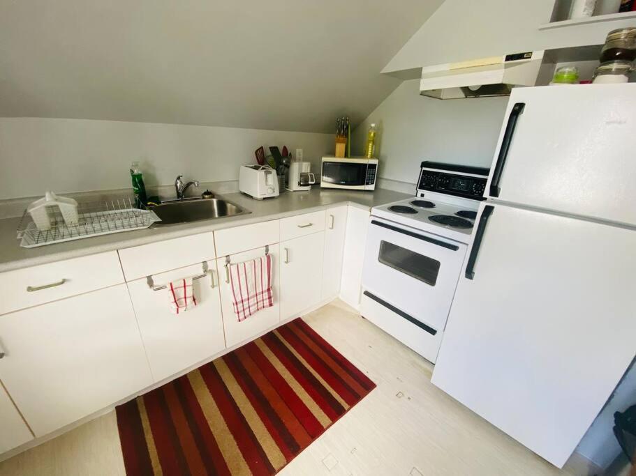 Artistic Apartment Near Downtown วิกตอเรีย ภายนอก รูปภาพ